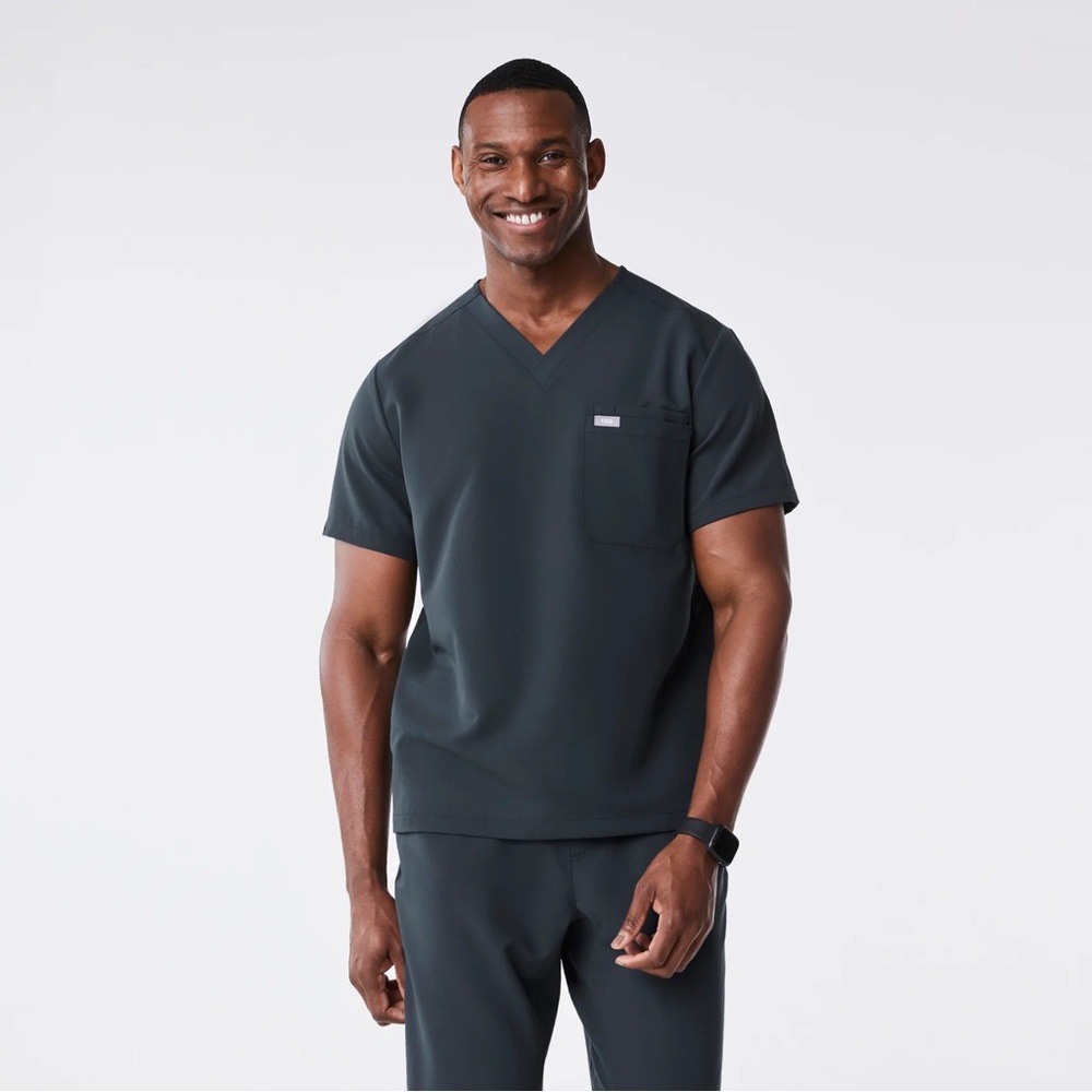 Figs Men’s Leon Three-Pocket Scrub Top Dark Harbor